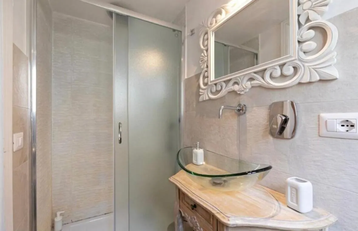 San Pietro Apt Roma 0*, Rome